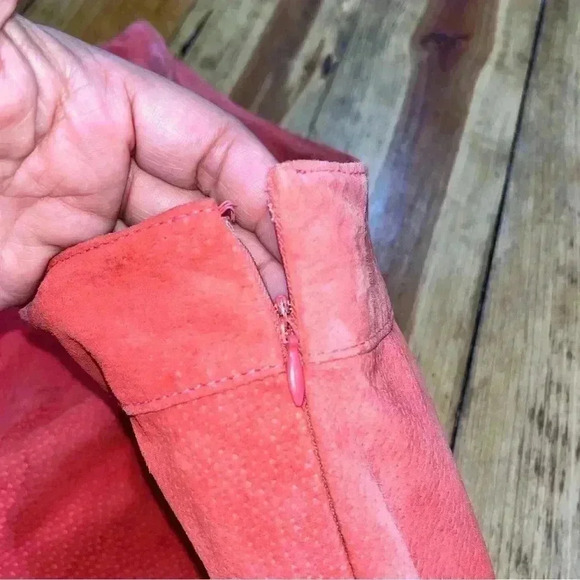 Forever 21 Pink Suede, lined , scalloped hem, side zip, shorts - Picture 7 of 7